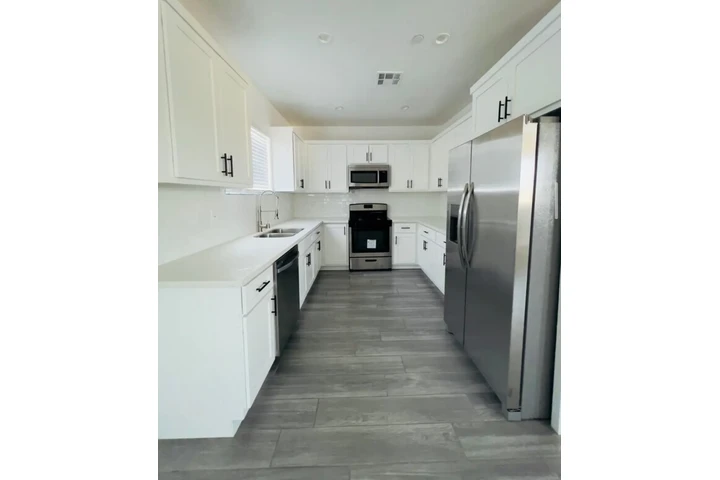 $1900 : 2BED Apt in Huntington Park image 3