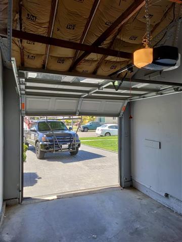 Genie garage door opener/motor image 2