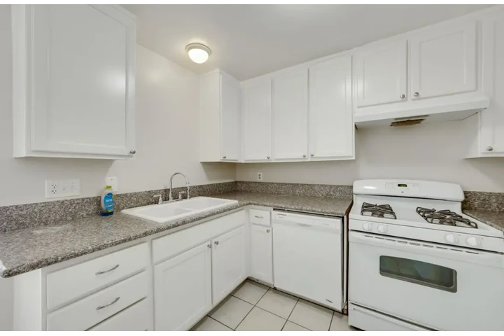 $2350 : 3Bed/2Bath Apt in Los Angeles image 4