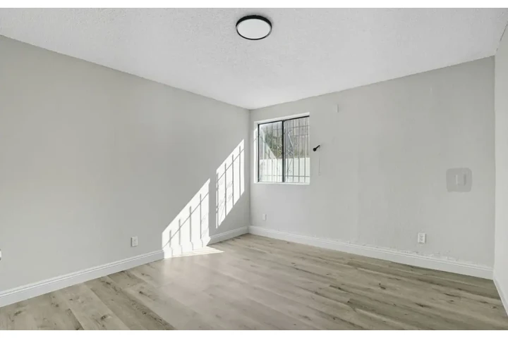 $2000 : 2 Bedroom Apt Available in LA image 7