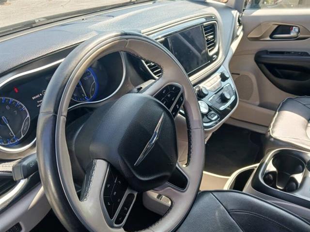 $19500 : 2017 Pacifica Limited image 6