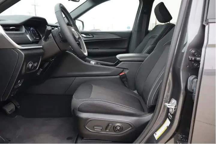 $33990 : Jeep Grand Cherokee L 2024 4 image 9