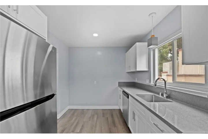 $1950 : 2 BEDROOM APT IN CARSON image 5
