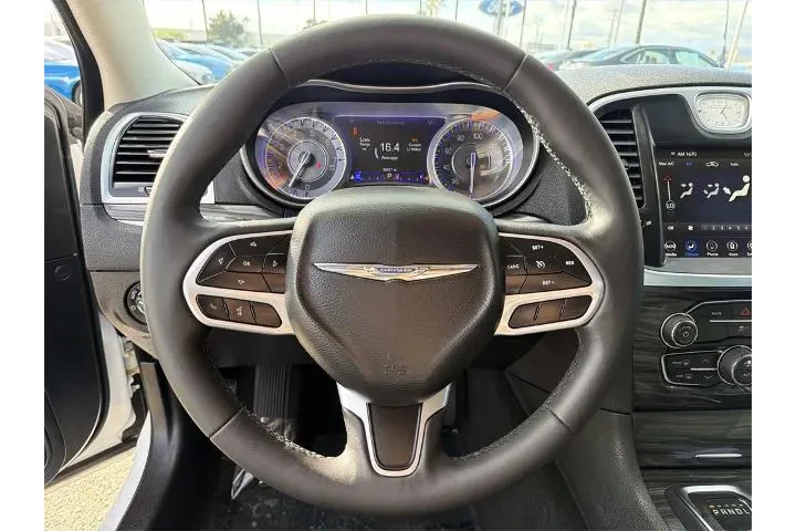 $26400 : Chrysler 300 2022 Touring 4d image 9