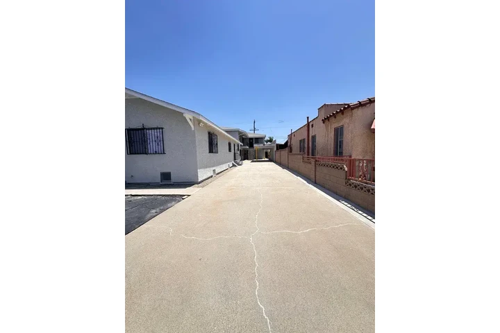 $1600 : Huntington Park - 3 Bed / 1.5 image 8