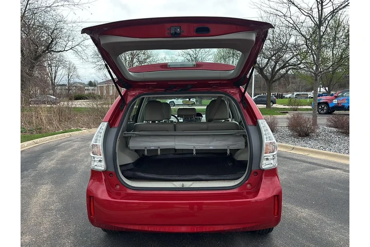 $13989 : 2012 Prius v Three image 6