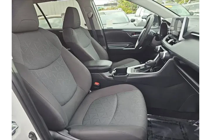 $30843 : Toyota RAV4 2023 AWD XLE 4dr image 10