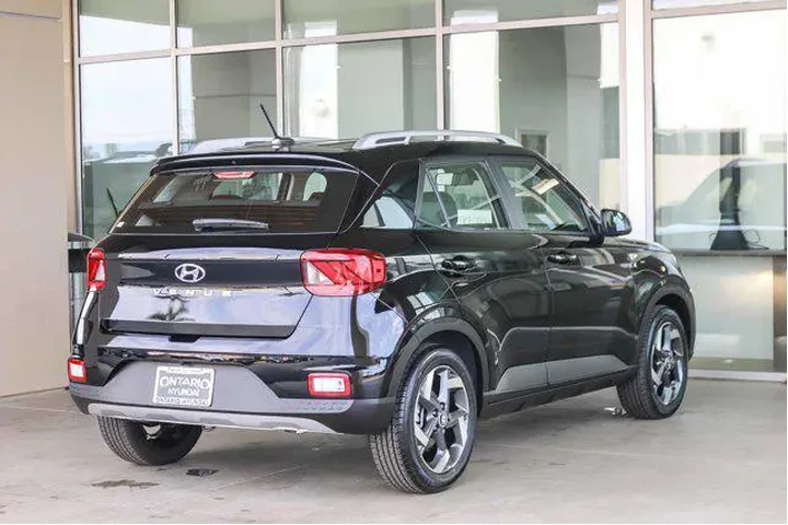 $21027 : Hyundai VENUE 2025 SEL 4dr C image 8