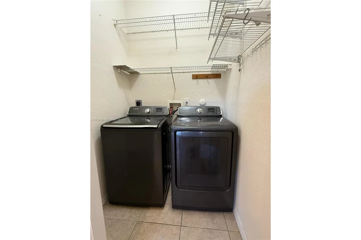 $2700 : Townhouse For Rent 3/2 image 9
