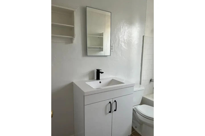 $1200 : Norwalk - Single Family Home image 4