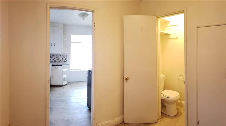 $900 : Charming 2 bedroom 1 bath image 5