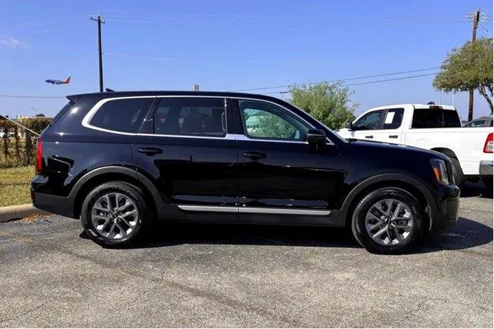$27977 : Kia Telluride 2024 LX 4dr SU image 4