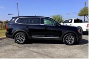 $27977 : Kia Telluride 2024 LX 4dr SU thumbnail