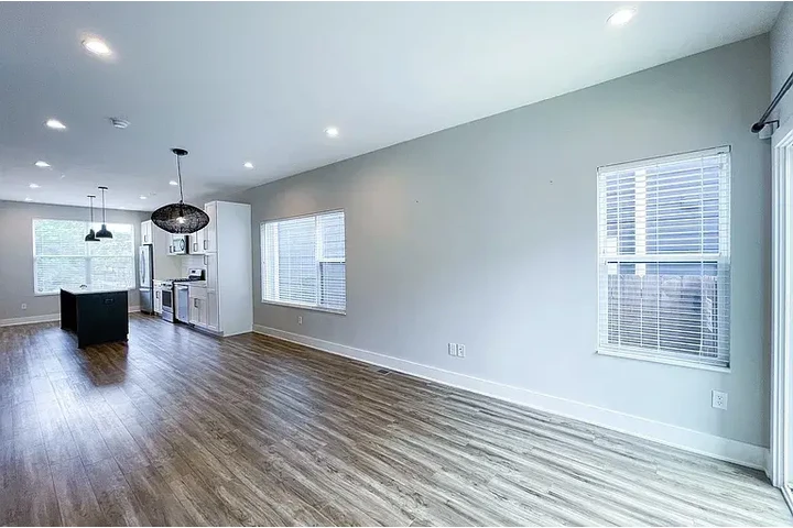 $1200 : AVAILABLE NOW IN INDIANAPOLIS image 6
