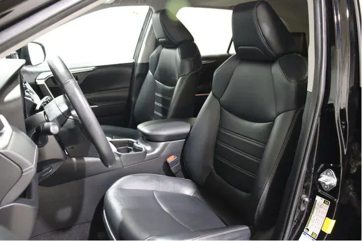 $29998 : Toyota RAV4 2021 AWD XLE Pre image 6