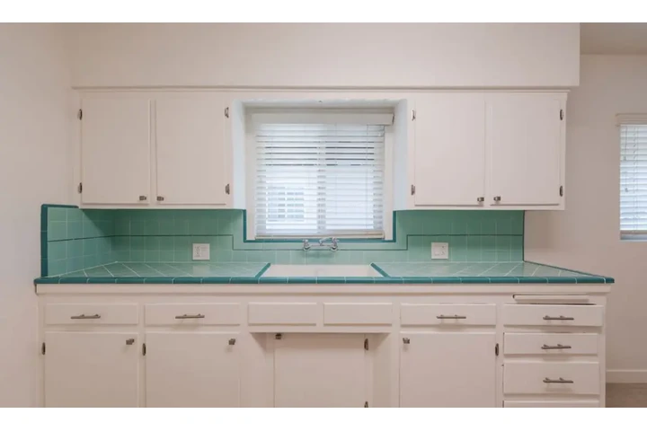 $1900 : 2 Bed 1Bath Apt in Westmont image 4