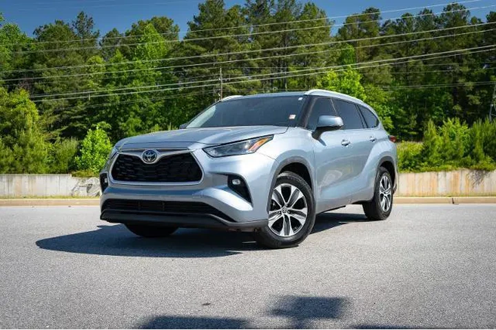 $39874 : Toyota Highlander 2023 LE 4d image 1