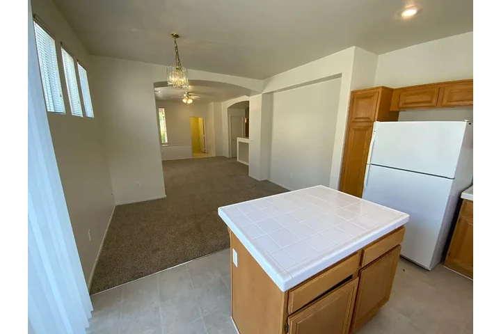 $1000 : fully upgraded, spacious home image 4