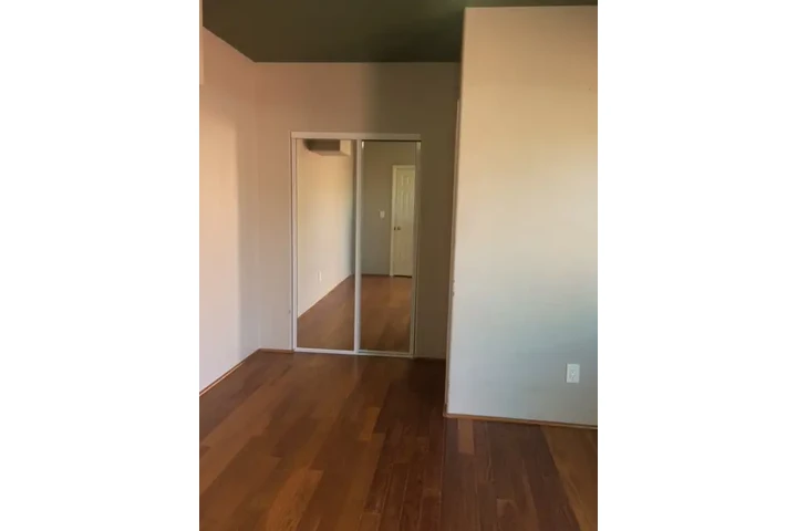 DOWNEY RENTO CUARTO CON BAÑO image 3