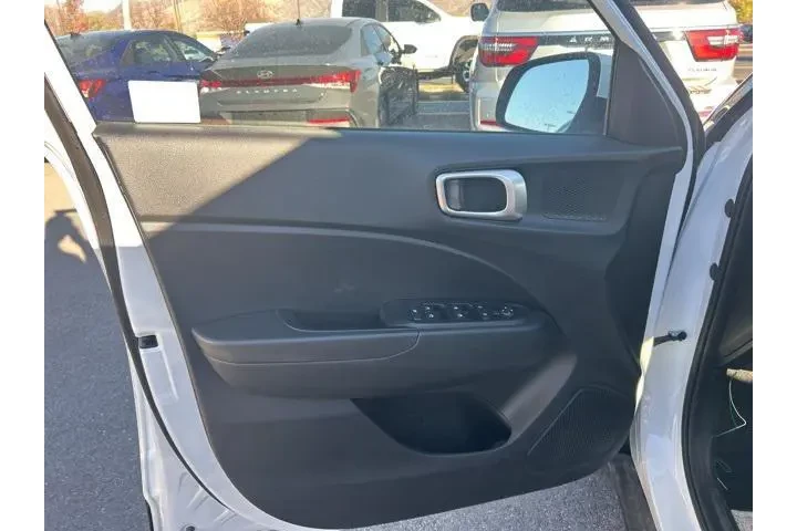 $19500 : Hyundai VENUE 2025 SE 4dr Cr image 9