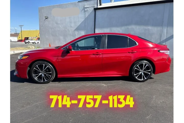 2020 Toyota Camry SE Sedan 4D image 2