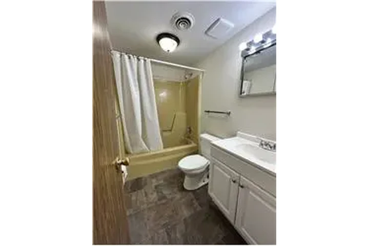$700 : Rental property with 2 bedro image 10