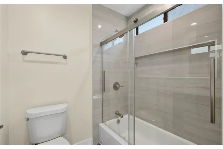 $2500 : 3 Bedroom Home in Leimert Park image 10