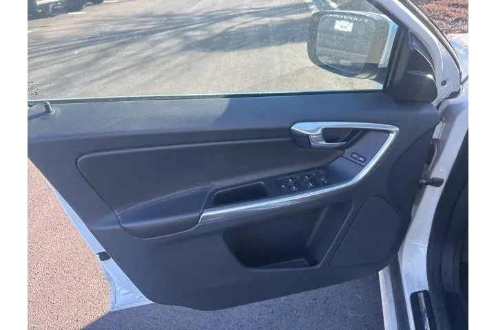 $10000 : Volvo XC60 2016 AWD T5 Premi image 8