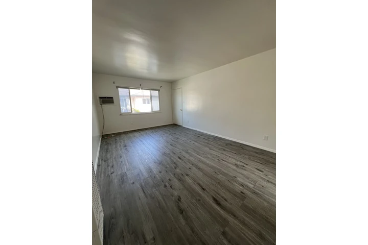 $1800 : Spacious Apartment image 5
