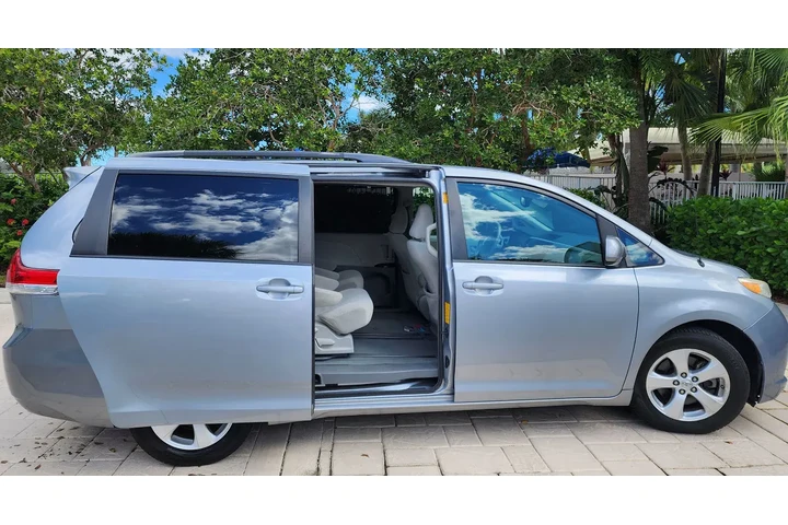 $9900 : 2015 Toyota Sienna LE Minivan image 4