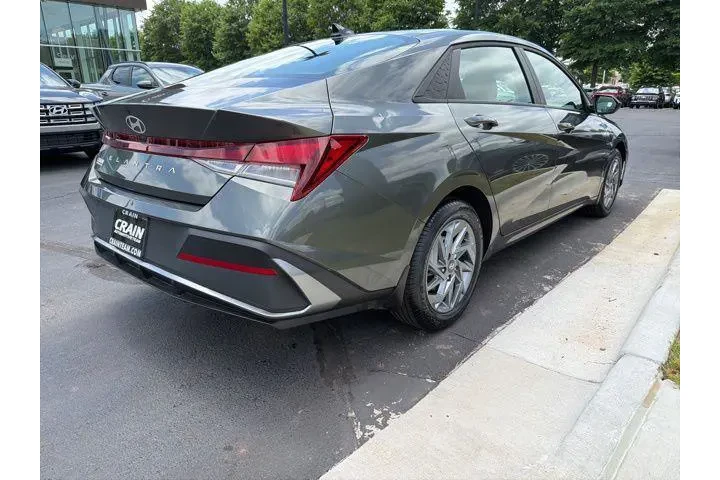 $21363 : Hyundai ELANTRA 2024 SEL 4dr image 8