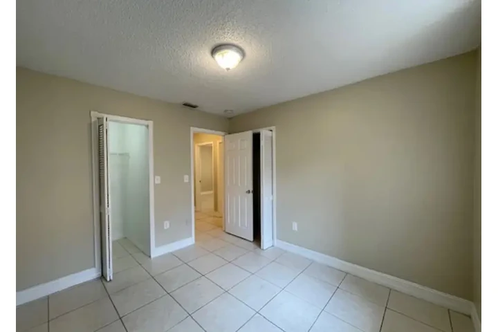 $2800 : 3Bedroom 2Bath House in Miami image 9