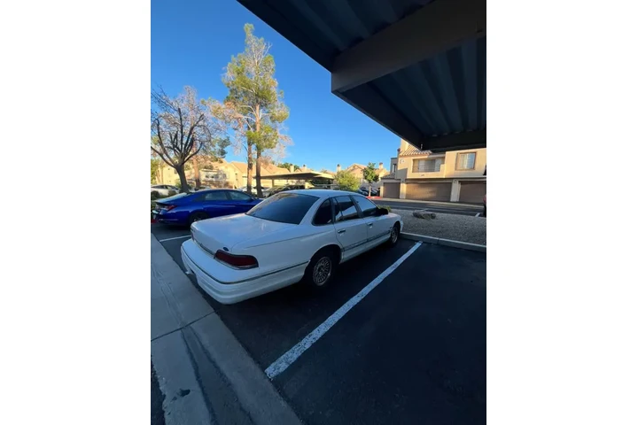 $750 : 93 Ford Crown Victoria image 2