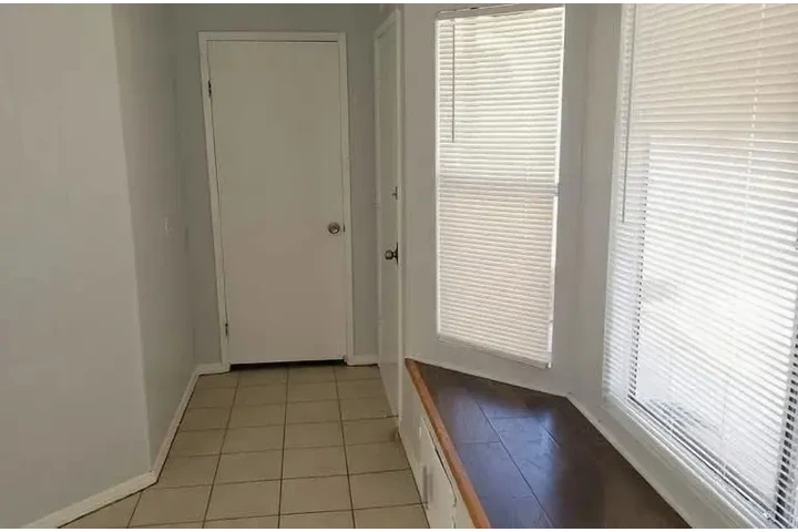 $1195 : Fresh 1bd 1ba @ Riverside image 6