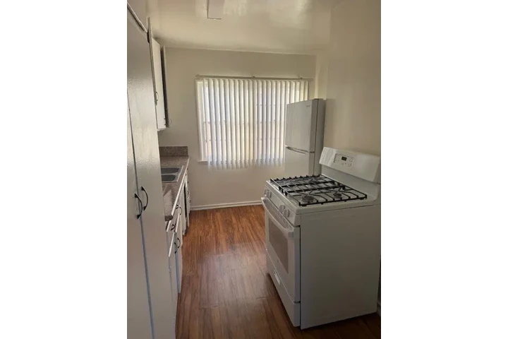 $1495 : Studio Available Now image 2