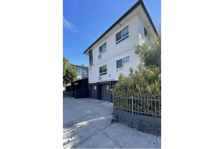 $1500 : 1 Bedroom 1 Bath Apt in Carson image 3