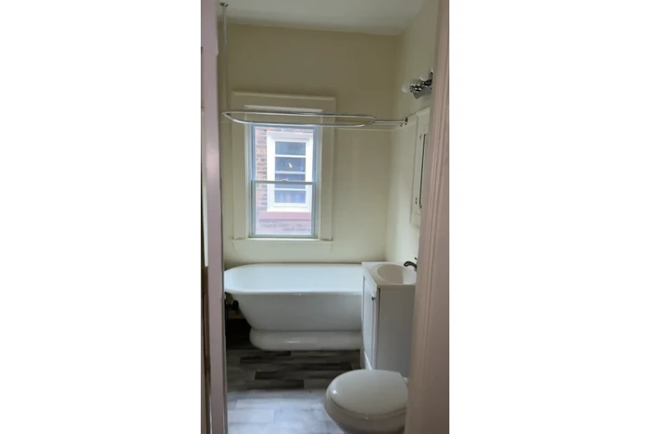 $900 : 2 Bedroom 1 Bath Apartment image 5