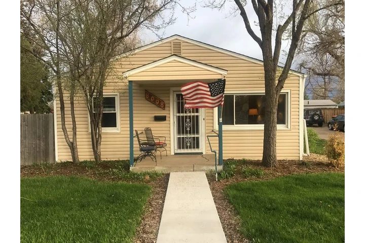 $1400 : Bright and updated two bedroom image 1