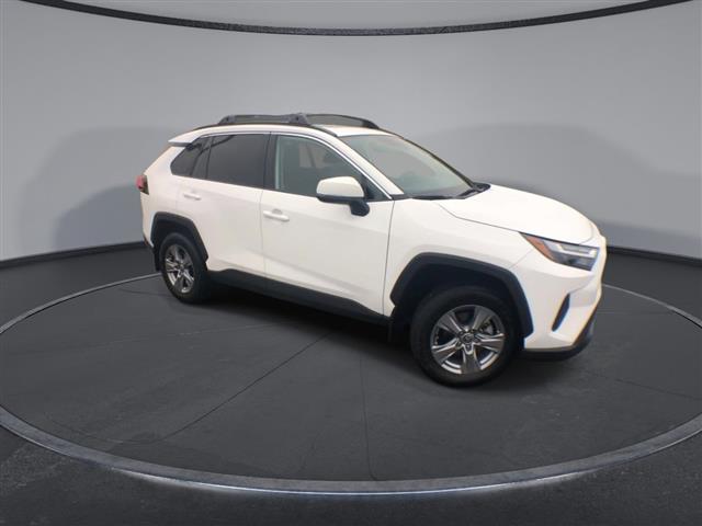 $31000 : PRE-OWNED 2022 TOYOTA RAV4 XLE image 2