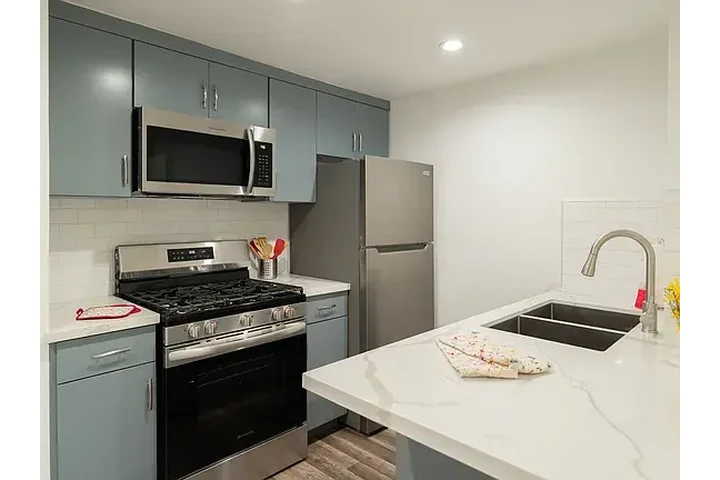 $1200 : WATER INCLUDED IN THE RENT.. image 5
