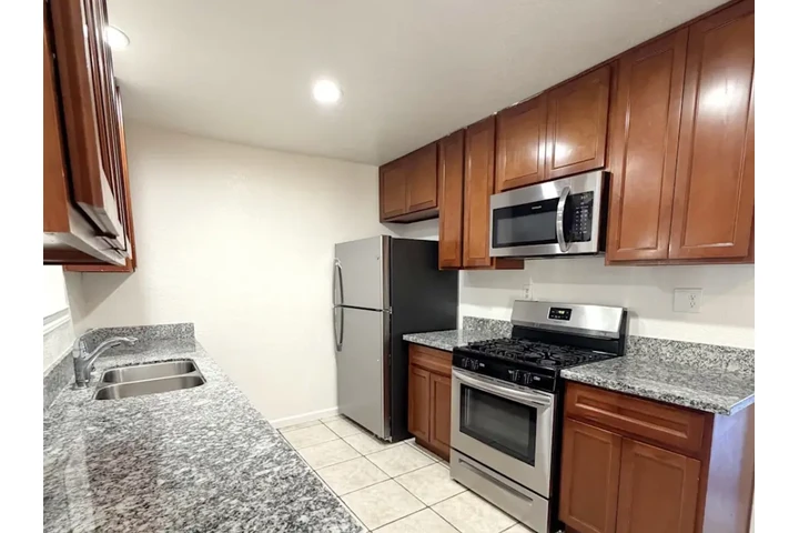 $2100 : SINGLE FAMILY HOME FOR RENT image 5