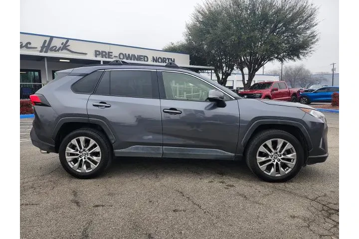 $24998 : Toyota RAV4 2021 XLE Premium image 2