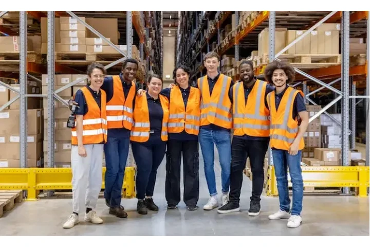 Trabajos en bodega de jugetes image 2
