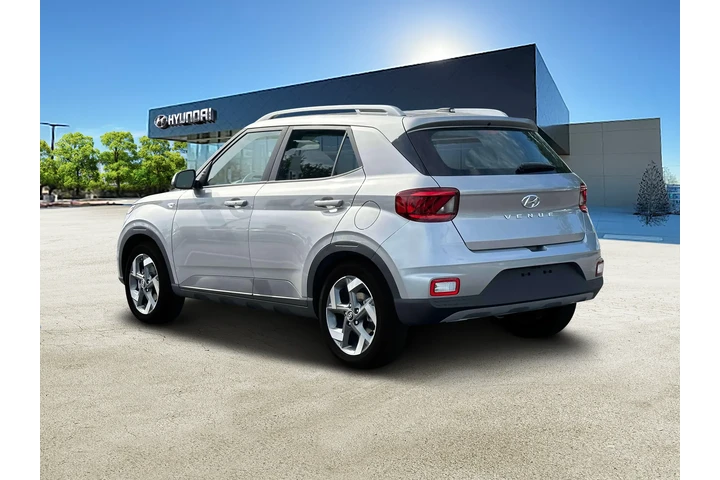 $17499 : Hyundai VENUE 2024 SEL 4dr C image 5