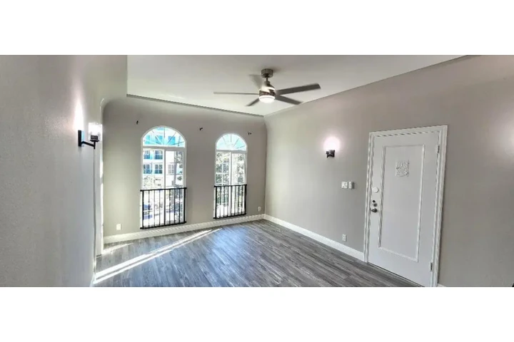 $1950 : 2 Bedroom Apt in Los Angeles image 3