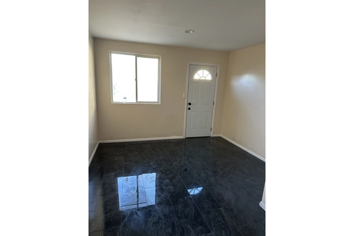 $1100 : Rento studio image 1