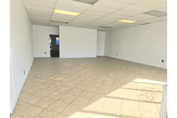 $2800 : Local comercial en South Gate image 3