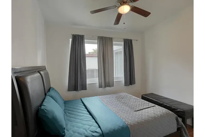 $1645 : North Miami 3 Bed & 2 Bath image 8