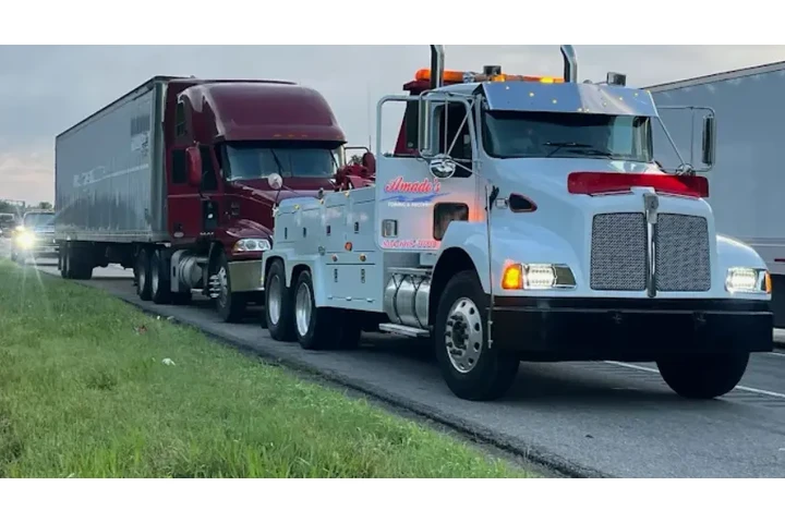 Amado's Towing & Recovery image 2