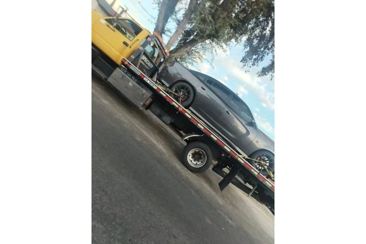 Castillo Towing image 6